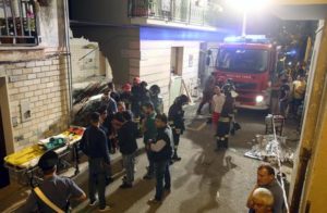 Vigili del fuoco e ambulanze nel rione 'Giardino' a Lavello (Potenza) dove è crollato il solaio di una palazzina per lo scoppio di una bombola di gas, 6 luglio 2016. ANSA/ TONY VECE