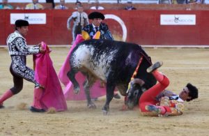 Spanish bullfighter Victor Barrio (R), 29, is gored during a bullfight held on the occasion of Feria del Angel in Teruel, Aragon (Spain), 09 July 2016. Barrio died due to the injures after being seriously gored by his third bull. ANSA/ANTONIO GARCIA