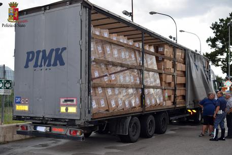Giovane straniero viaggia per 400 km legato sotto un tir