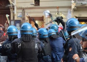 Un momento degli scontri durante la manifestazione contro la presenza di Matteo Renzi alla Festa dell'Unità alla villa Bellini di Catania. Due giovani sono stati fermati dalla polizia, 11 settembre 2016.  ANSA/ORIETTA SCARDINO