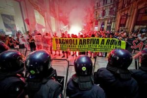 Tafferugli tra forze dell'ordine e manifestanti aderenti ai centri sociali, che hanno acceso alcuni fumogeni rossi scandendo slogan contro il premier Renzi, atteso al Teatro San Carlo di Napoli, 12 settembre 2016. ANSA / CIRO FUSCO