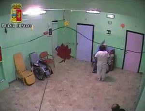 Un frame del video della Polizia di Stato sui maltrattamenti di anziani e disabili all'interno della Casa di riposo "La Consolata" di Borgo d´Ale, nel Vercellese. Le indagini, iniziate nell'agosto del 2015, hanno portato a 18 arresti. Vercelli, 19 febbraio 2016. ANSA/ Ufficio stampa Polizia di Stato +++ ANSA PROVIDES ACCESS TO THIS HANDOUT PHOTO TO BE USED SOLELY TO ILLUSTRATE NEWS REPORTING OR COMMENTARY ON THE FACTS OR EVENTS DEPICTED IN THIS IMAGE; NO ARCHIVING; NO LICENSING +++