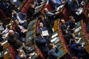 I banchi del M5S durante la discussione generale sulla proposta di legge sulla riduzione delle indennità dei parlamentari nell'aula di Montecitorio, Roma, 25 ottobre 2016. ANSA/ANGELO CARCONI