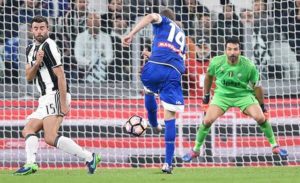 Udinese's Jakub Jankto (C) scores the goal during the Italian Serie A soccer match Juventus Fc vs Udinese Calcio at Juventus Stadium in Turin, Italy, 15 October 2016. ANSA/ALESSANDRO DI MARCO