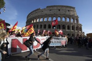 Manifestanti al presidio Usb si preparano per la partenza del corteo a Piazza San Giovanni in occasione del "No Renzi Day". Roma, 22 ottobre 2016. ANSA/ MASSIMO PERCOSSI