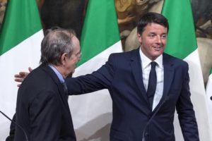 Il presidente del Consiglio Matteo Renzi (D) con il ministro dell'Economia Pier Carlo Padoan durante la conferenza stampa al termine del Consiglio dei ministri sulla legge di bilancio, Roma, 15 ottobre 2016. ANSA/ANGELO CARCONI