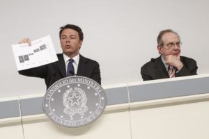 Il Presidente del Consiglio Matteo Renzi (s) e il ministro dell'Economia Pier Carlo Padoan a Palazzo Chigi durante la conferenza stampa dopo il CdM che ha approvato il Def, Roma, 8 Aprile 2016. ANSA/ GIUSEPPE LAMI