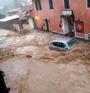 Il fiume Neva a Cisano (Savona) durante la piena - DA CHIARA CARENINI