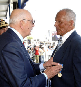 Il presidente della Repubblica Giorgio Napolitano consegna la medaglia d'oro al merito di Marina a Enzo Maiorca a Taranto in occasione della Festa della Marina il 19 giugno 2007. ANSA / ENRICO OLIVERIO - PRESIDENZA DELLA REPUBBLICA