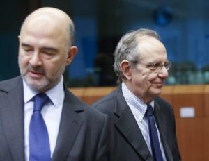 epa05018082 Pierre Moscovici the commissioner in charge of Economic and Financial Affairs  (R) and Italian Finance Minister Pier Carlo Padoan (R) at the start of the Eurogroup Finance ministers meeting at the European Council headquarters in Brussels, Belgium, 09 November 2015.  EPA/OLIVIER HOSLET