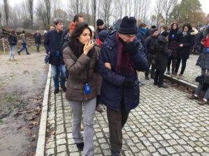 La sindaca di Roma Virginia Raggi al campo di sterminio di Birkenau accompagna uno dei sopravvissuti alla shoah, Sami Modiano, 7 novembre 2016. ANSA/ DOMENICO PALESSE