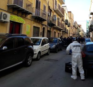 Carabinieri e uomini della scientifica all'esterno della casa dove una donna, Giuseppa Savatta, 41 anni, avrebbe ucciso i suoi due figli, 10 e 7 anni, facendogli ingerire candeggina, Gela, 27 dicembre 2016. La donna poi ha tentato di suicidarsi scavalcando il balcone della sua casa, al secondo piano di un edificio di via Passaniti, nel centro storico della città. Sarebbe stata fermata da un vicino. ANSA/FRANCO INFURNA