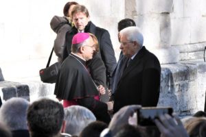 Il Capo dello Stato Sergio Mattarella arriva per assistere ai funerali di Fabrizia Di Lorenzo a Sulmona, 26 dicembre 2016. ANSA/Claudio Lattanzio