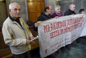 Vito Bitetti (S), un lavoratore ammalatosi a causa dell'amianto e costituitosi parte civile, con alcuni aderenti del comintato per la difesa della salute nei luoghi di lavoro al termine della lettura della sentenza, 21 marzo 2016. ANSA/DANIEL DAL ZENNNARO