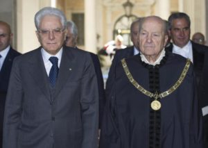 Il presidente della Repubblica Sergio Mattarella (s) e il presidente della Corte Costituzionale Paolo Grossi (d), al termine della riunione straordinaria convocata per la relazione sugli indirizzi della giurisprudenza della Corte costituzionale nel 2015, Roma, 11 aprile 2016. ANSA/GIORGIO ONORATI