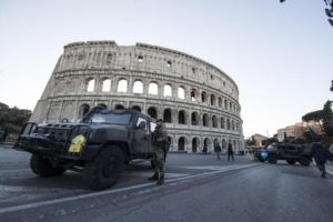 Controlli al Colosseo ANSA/MASSIMO PERCOSSI