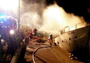 Yacht in fiamme