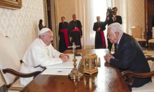 epa05716449 Pope Francis (L) speaks with Palestinian President Mahmud Abbas (Abu Mazen) during a private audience in the Vatican, Vatican City, 14 January 2017. The meeting marks the fourth time the pontiff has met with President Abbas.  EPA/GIUSEPPE LAMI / POOL