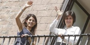 La sindaca di Roma Virginia Raggi (S) e quella di Torino Chira Appendino affacciate al balcone di Palazzo Senatorio, Roma, 13 Settembre 2016. ANSA/GIUSEPPE LAMI