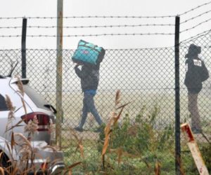 Un momento delle operazioni conclusive nel centro di accoglienza di Conetta, frazione di Cona (Venezia), per il trasferimento di cento migranti in strutture analoghe in Emilia Romagna, 4 gennaio 2017. ANSA/ ANDREA MEROLA