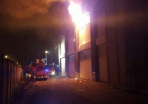 Capannone Aiazzone in fiamme