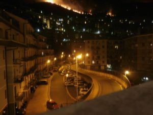 Situazione critica a Genova Pegli, nel ponente del capoluogo, dove alle prime luci dell'alba un vasto incendio alimentato dal forte vento di tramontana ha divorato il bosco e è sceso nell'abitato in un quartiere molto popoloso. I vigili del fuoco e i vigili urbani stanno utilizzando gli altoparlanti per invitare le persone a allontanarsi dalle abitazioni. Al momento è impossibile fornire il numero degli sfollati. ANSA/Luca Ginocchio