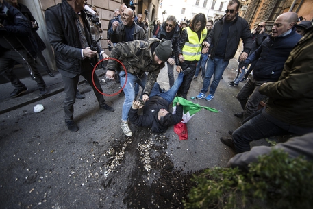 Taxi: lancio oggetti, cariche davanti sede Pd