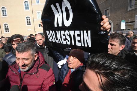 Taxis protest, stop work over ‘pro-Uber’ measures