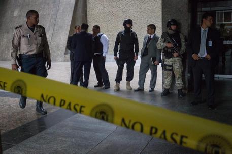 Gunman wounded two securtiy guards at the Central Bank in Caracas