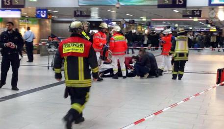 ++ Attacco con ascia a stazione Duesseldorf, feriti ++