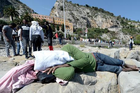 MIGRANTI VENTIMIGLIA, LA PROTESTA DEI CENTO SUGLI SCOGLI
