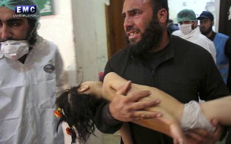 Siria: ong, almeno 58 morti in raid con sospetto gas