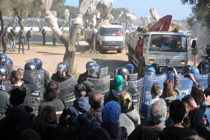 ++ Tap: polizia porta via manifestanti da cantiere ++