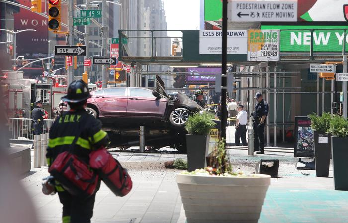 Vehicle strikes pedestrians in Times Square