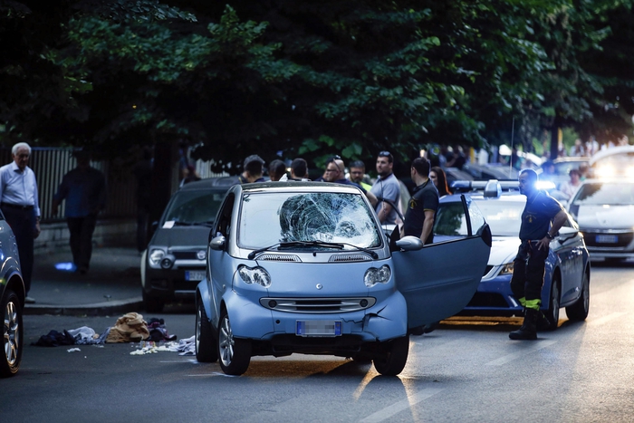 ++ Auto travolge 5 persone a Roma, 2 gravi ++