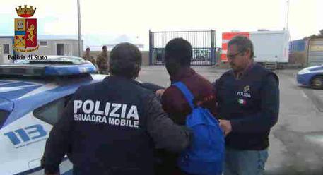 Migranti: fermato due presunti scafisti per sbarco Pozzallo