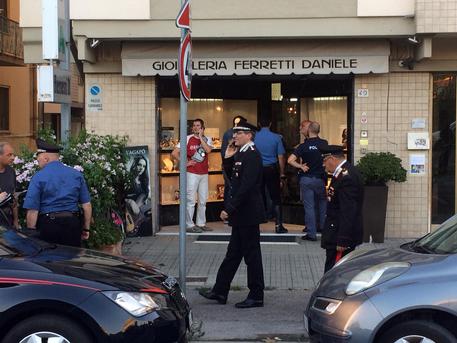 ++ Gioielliere reagisce a rapina, muore bandito ++