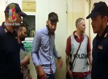 SORELLE MORTE NEL ROGO, CACCIA AI COMPLICI DEL 20ENNE FERMATO