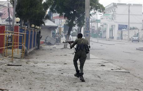Somalia: almeno 6 morti in attacco a hotel Mogadiscio
