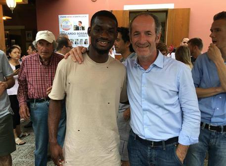 Zaia in foto su Fb con giocatore di colore, piovono insulti