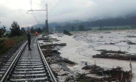 ++ Maltempo: frane e treno bloccato in Val Pusteria ++