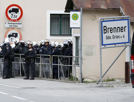 AUSTRIA INSISTE, SE NECESSARIO CHIUDIAMO BRENNERO IN 24 ORE