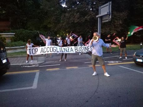 Stupri Rimini: Flash Mob Forza nuova davanti coop accoglienza migranti