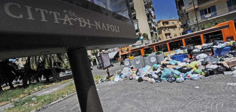 RIFIUTI: NAPOLI; ASIA, 1700 TONNELLATE IN STRADA