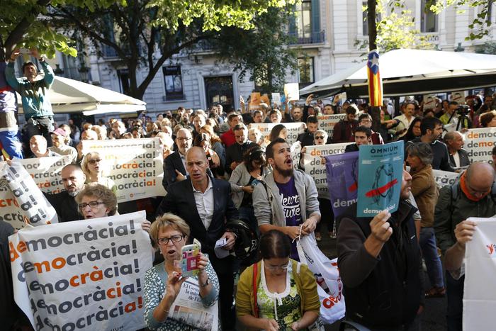 Catalogna: TV, in migliaia protestano a Barcellona