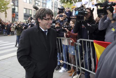Bandiere catalana e Ue in sala conferenza Puigdemont