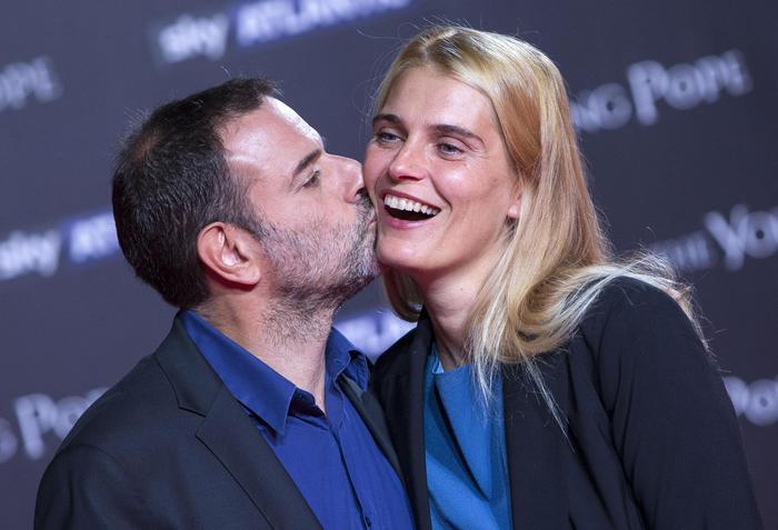 Tv: Renzi alla premiere The Young Pope, doveroso essere qui