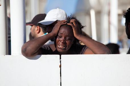Migranti: a Reggio saluto d’onore a 8 salme su nave Diciotti
