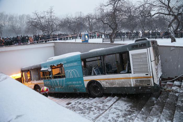 Mosca, autobus si schianta su scale metro, 4 morti e 13 feriti
