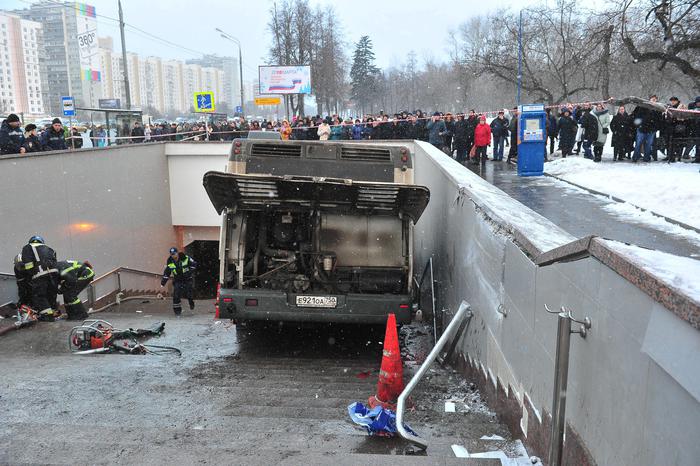 Mosca, autobus si schianta su scale metro, 4 morti e 13 feriti